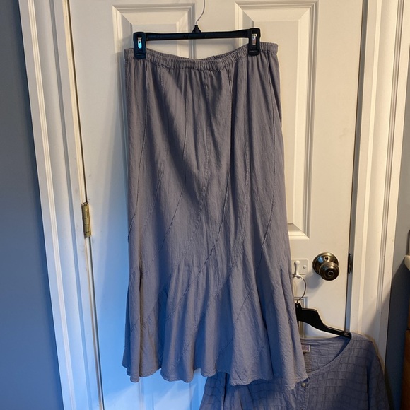 Shirt and skirt set. Elastic in waist is no longer stretchy
Price reduced - Picture 8 of 11